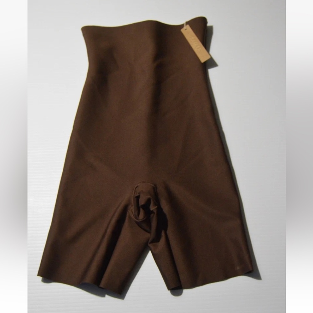 SKIMS BODY Sz Medium Cocoa High-Waisted Mid Thigh Short